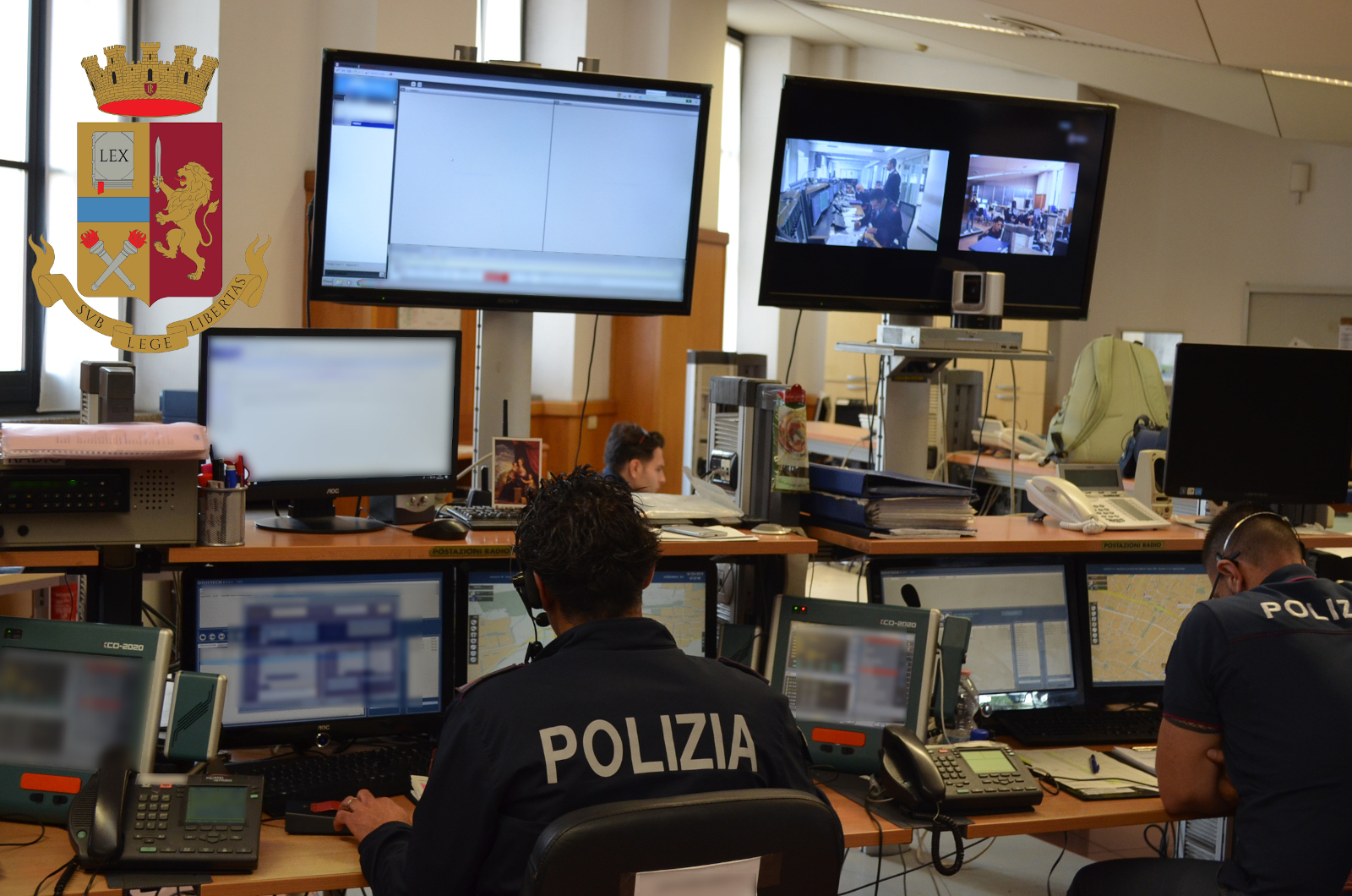 Polizia che utilizza servizi digitali